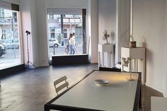 Studio/Spaces: Galerie erstererster  - Eckladen mit viel Glasflächen in PBerg