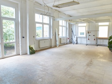 Studio/Spaces: Bright and spacious photo and video production studio