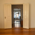 Studio/Spaces: The ideal blank canvas: bright, spacious Altbau apartment