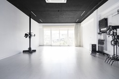 Studio/Spaces: Daylight photo studio rental near Lisbon